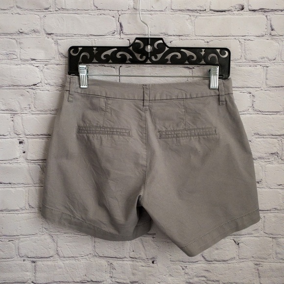 Old Navy Mid-Rise Shorts 5-inch inseam - Picture 3 of 3
